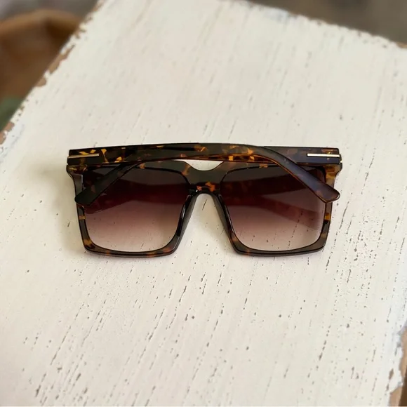 Oversized Brown Tortoise Sunglasses - Picture 3 of 3
